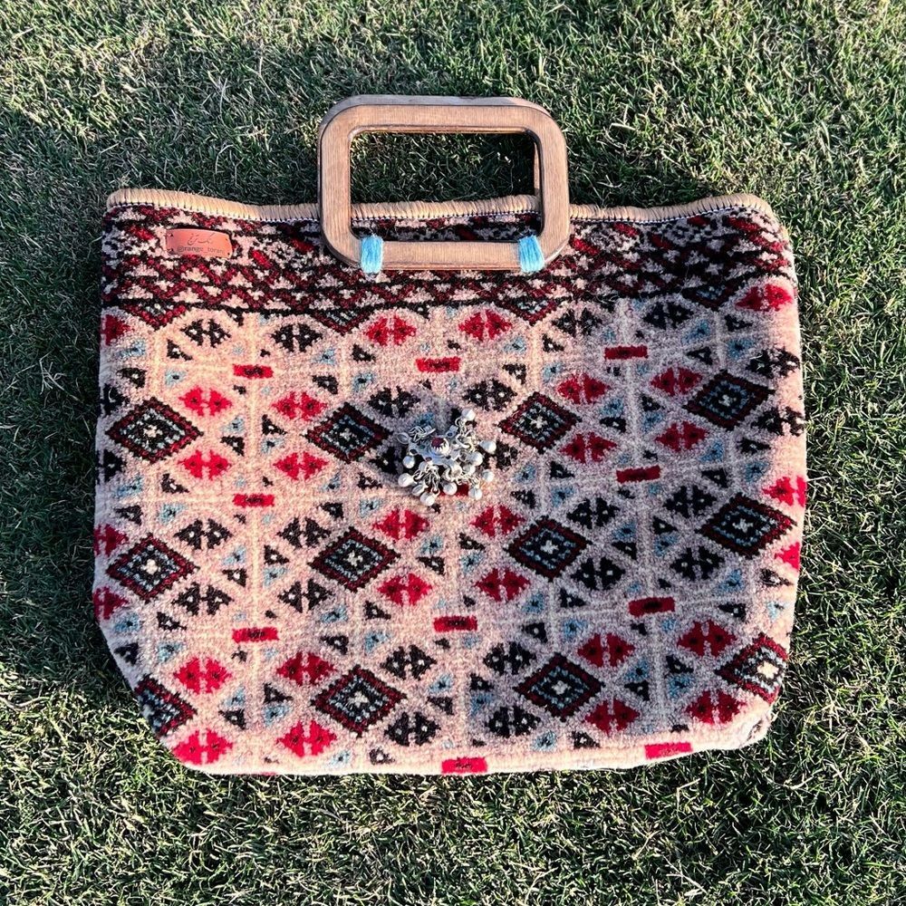 Earth Art hand crafted artisan Beige Woven Tote with Red & Black Tile Motif rug - Picture 2 of 2